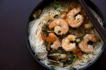 a shrimp and noodle soup of the type one might use Miracle Noodles in