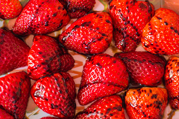 strawberries with balsamic sauce - click for recipe!
