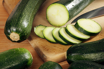 sliced zucchinis: zucchini is a food low in FODMAPs